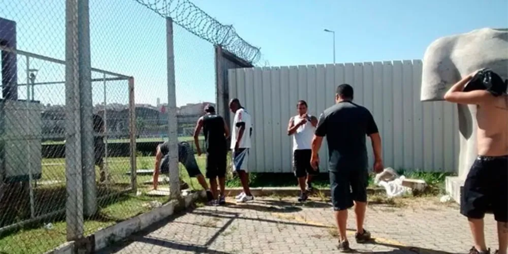 Imagem ilustrativa da imagem Polícia prende torcedores que invadiram CT do Corinthians