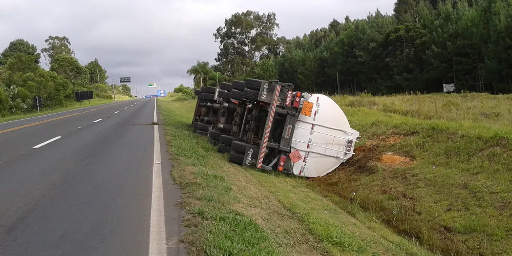 Imagem ilustrativa da imagem Caminhão tomba e derrama 30 mil litros de gasolina em córrego