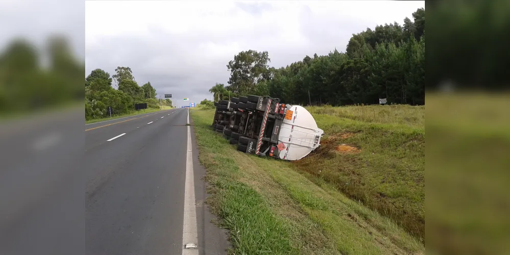 Imagem ilustrativa da imagem Caminhão tomba e derrama 30 mil litros de gasolina em córrego
