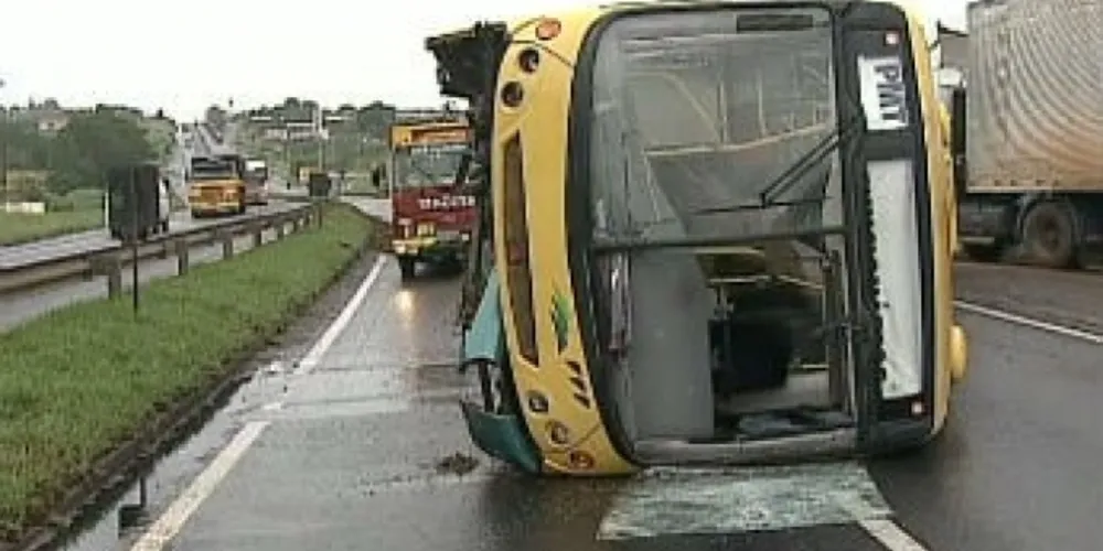 Imagem ilustrativa da imagem Ônibus tomba após pneu estourar na BR 376