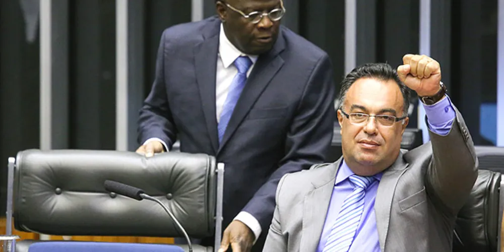 Imagem ilustrativa da imagem Vice da Câmara faz gesto que marcou prisão de petistas