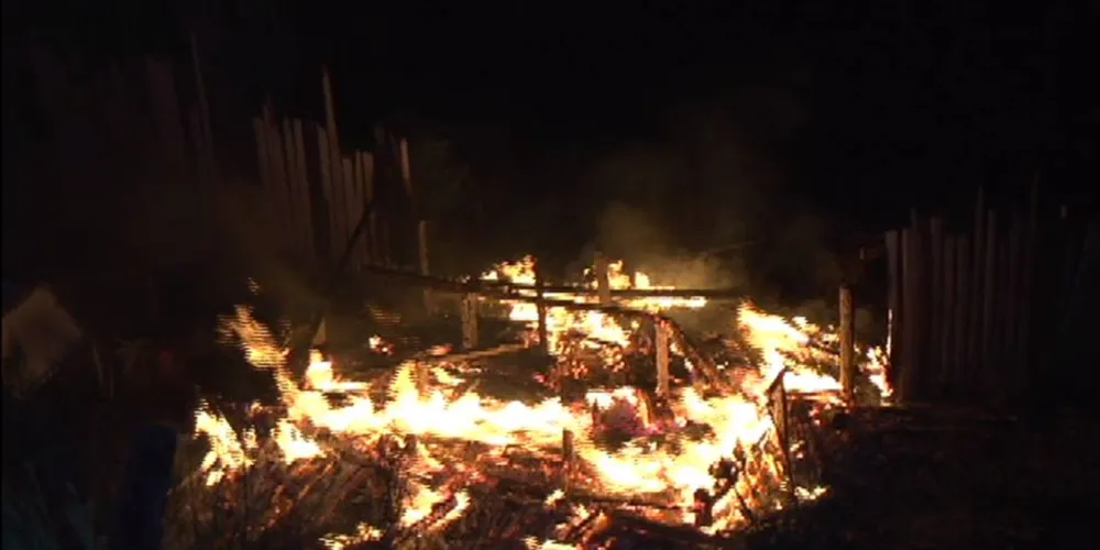 Imagem ilustrativa da imagem Incêndio destrói meia-água nos fundos de residência