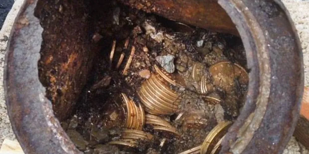 Imagem ilustrativa da imagem Casal encontra R$ 23 milhões em moedas de ouro enterradas em quintal
