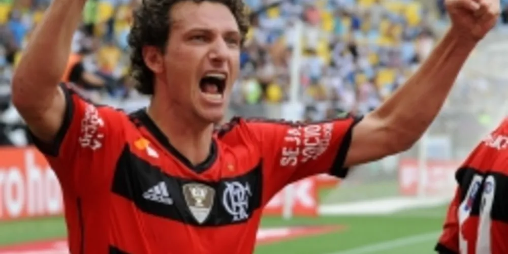 Imagem ilustrativa da imagem Em jogo polêmico, Flamengo vence Vasco no Maracanã