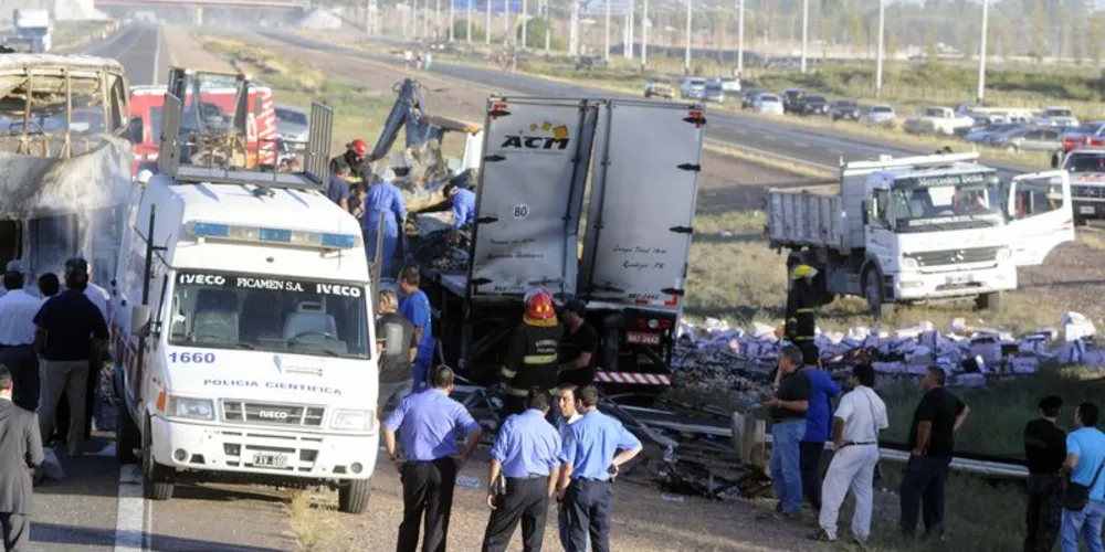 Imagem ilustrativa da imagem Acidente entre caminhão e ônibus mata 17 na Argentina