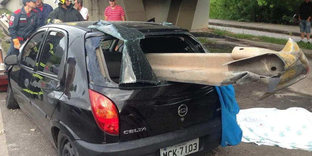Imagem ilustrativa da imagem Guardrail atravessa carro em acidente e causa duas mortes