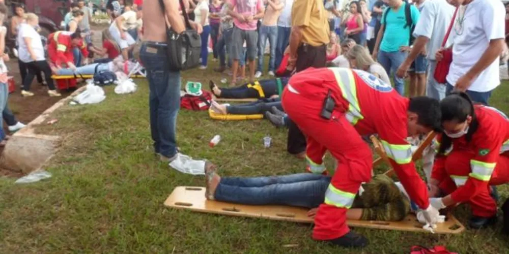 Imagem ilustrativa da imagem Ônibus com estudantes bate em caminhão e deixa 15 feridos