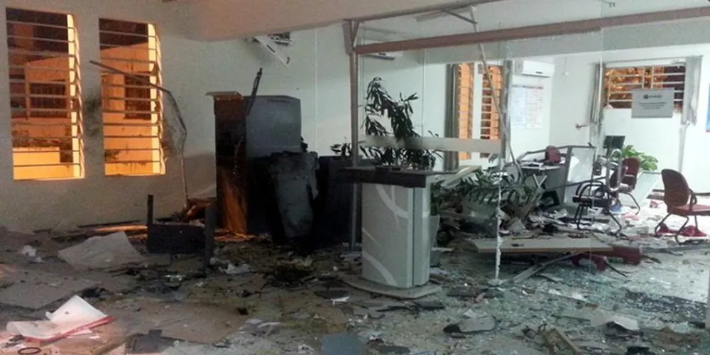 Imagem ilustrativa da imagem Quadrilha explode caixas de duas agências bancárias
