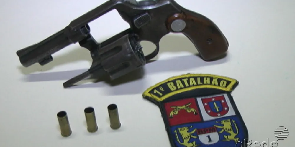 Imagem ilustrativa da imagem Polícia encontra arma em carro depois de briga em bar