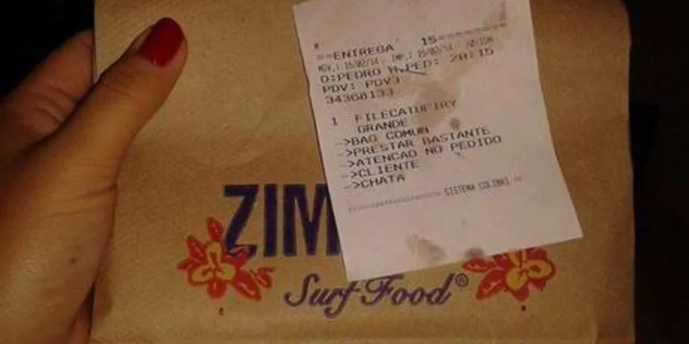 Imagem ilustrativa da imagem Mulher recebe pedido com observação do restaurante