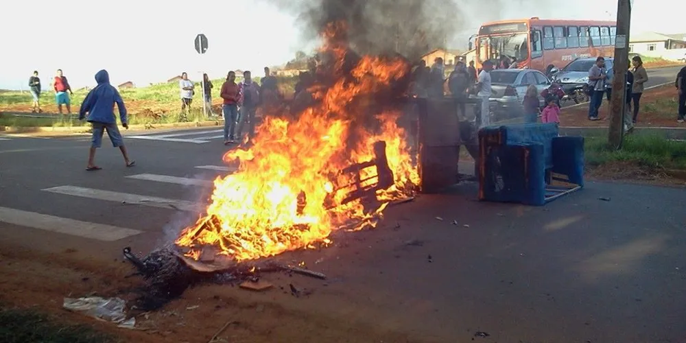 Imagem ilustrativa da imagem Moradores fecham rua em protesto contra o transporte