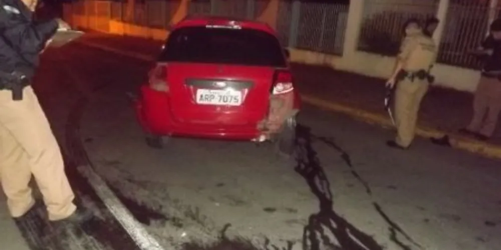 Imagem ilustrativa da imagem Polícia segue rastro de óleo e pega motorista fujão  