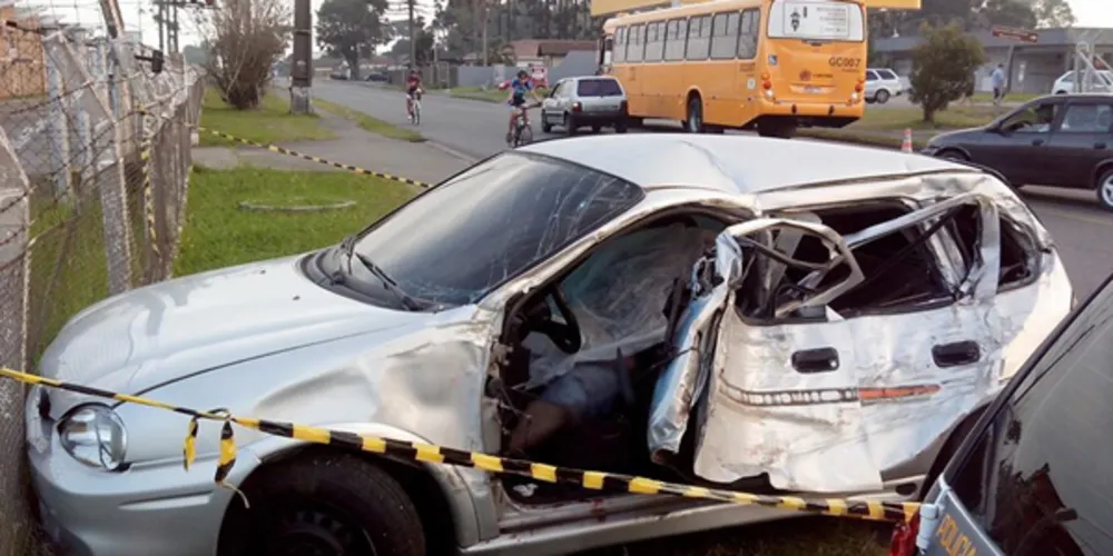 Imagem ilustrativa da imagem Rapaz faz 'ziguezague' com carro e morre em acidente