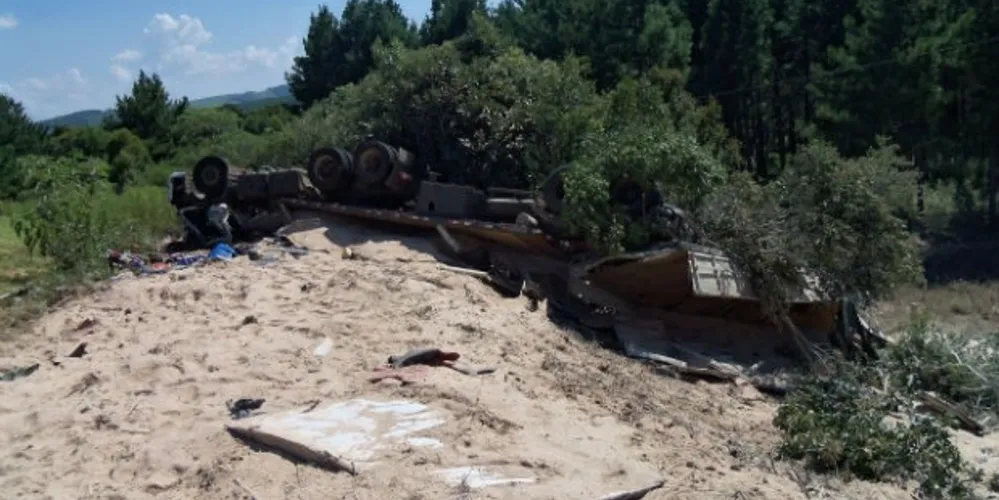 Imagem ilustrativa da imagem Caminhão Bi-trem capota e mata duas pessoas