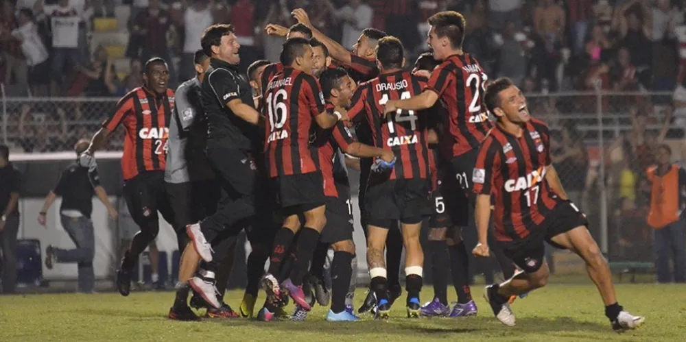 Imagem ilustrativa da imagem Na estreia de Adriano, Atlético-PR vence na Libertadores