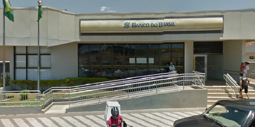 Imagem ilustrativa da imagem De moto, bandidos roubam malote de dona de posto