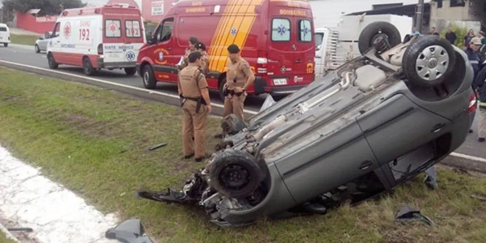 Imagem ilustrativa da imagem Carro capota várias vezes e só para em canteiro da BR-277