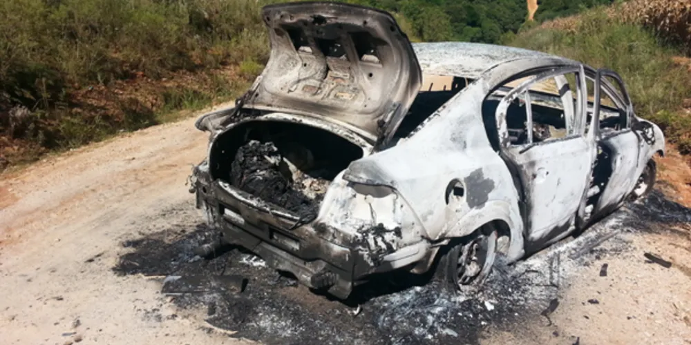 Imagem ilustrativa da imagem Carro é encontrado com corpo carbonizado no porta-malas