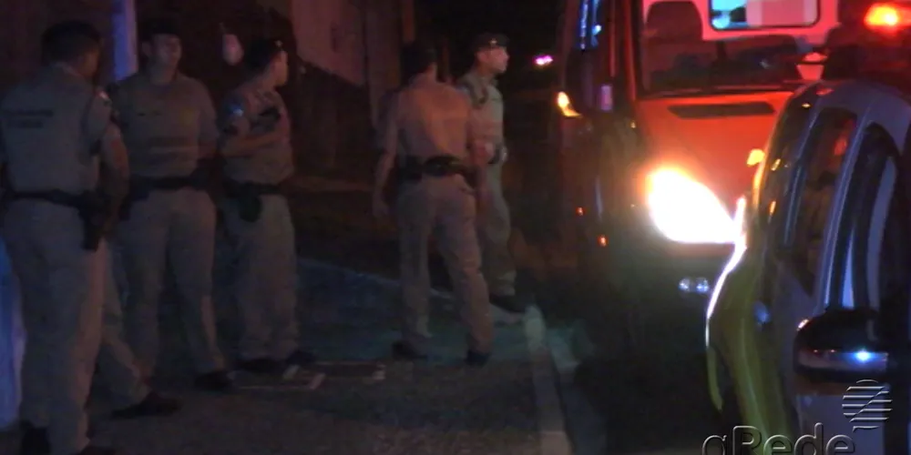 Imagem ilustrativa da imagem Rapaz leva duas facadas quando voltava de lanchonete