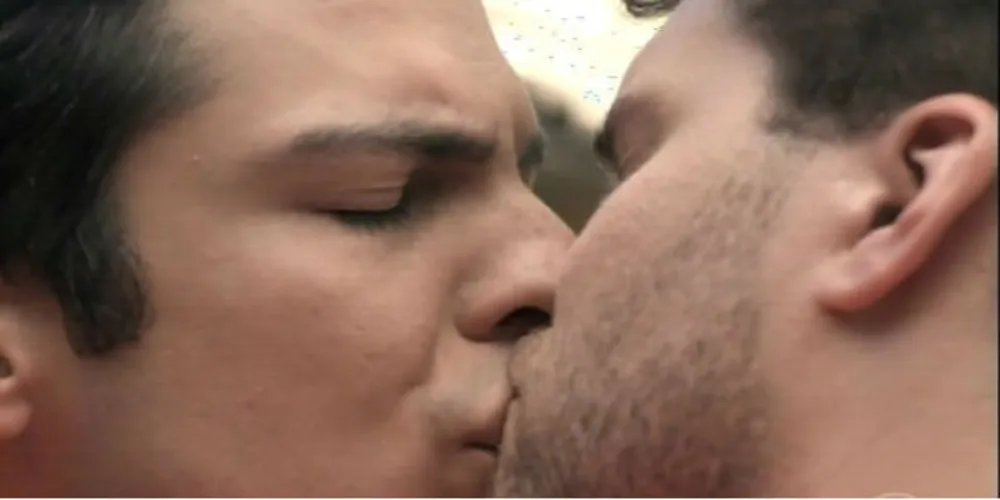 Imagem ilustrativa da imagem Thiago Fragoso comemora repercussão de beijo gay