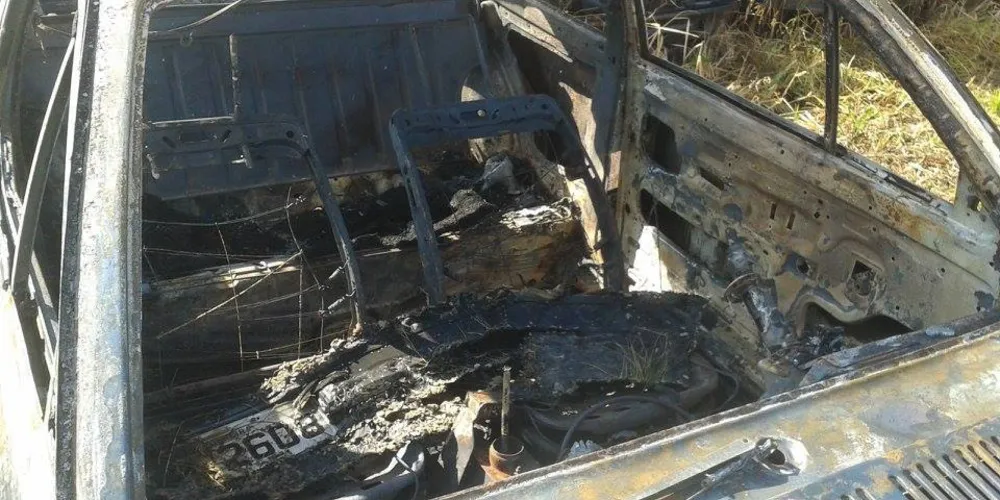 Imagem ilustrativa da imagem Ladrões roubam e colocam fogo em automóvel