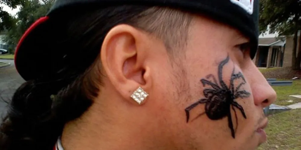 Imagem ilustrativa da imagem Jovem tatua aranha no próprio rosto para superar medo