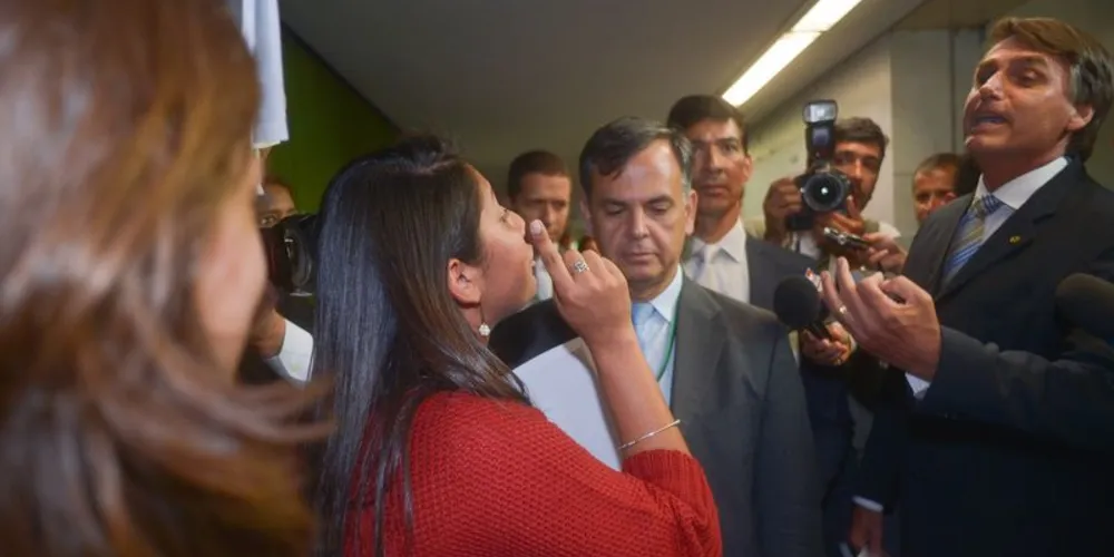 Imagem ilustrativa da imagem Grupo protesta na Câmara contra Jair Bolsonaro
