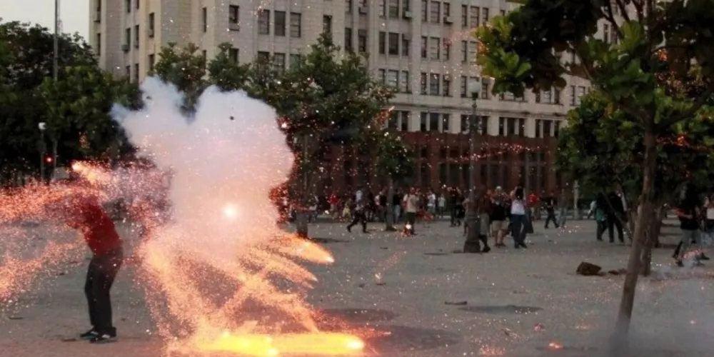 Imagem ilustrativa da imagem Jornalistas fazem homenagem a cinegrafista morto em protesto