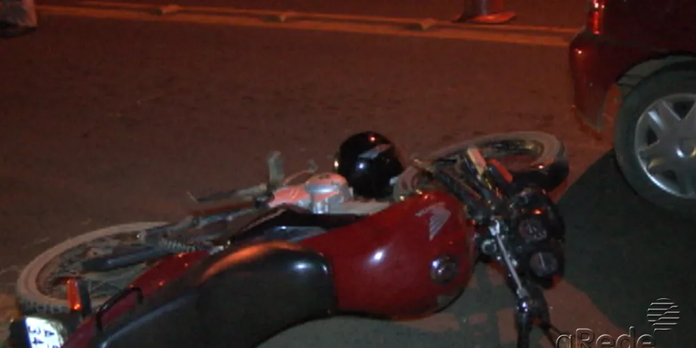 Imagem ilustrativa da imagem Motoqueiro não consegue frear e bate na traseira de carro 