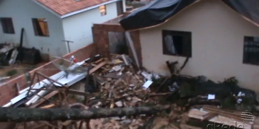 Imagem ilustrativa da imagem Temporal causa destruição em vários bairros da cidade