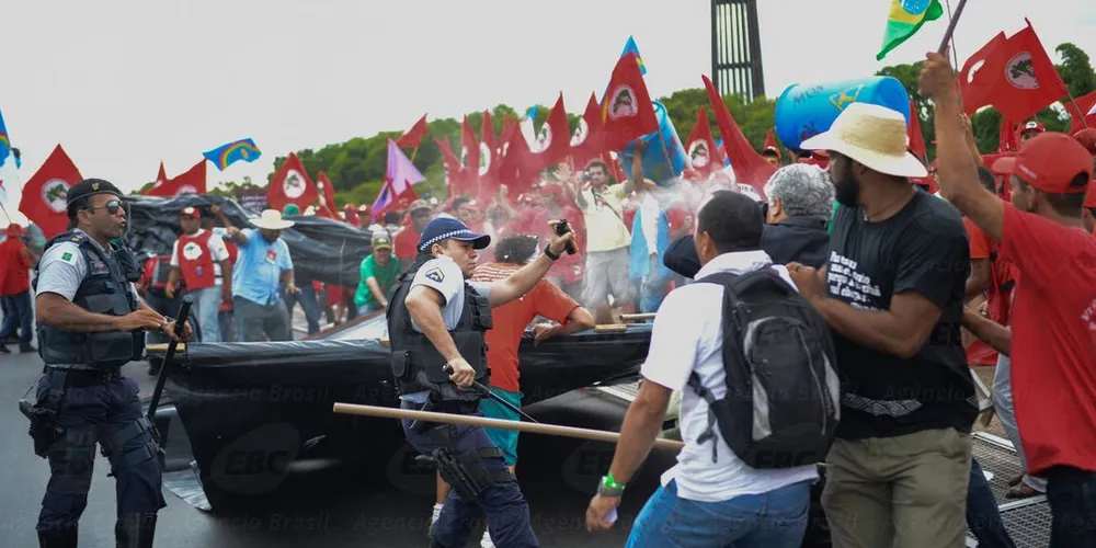 Imagem ilustrativa da imagem Sem-terra entram em confronto com PM em Brasília