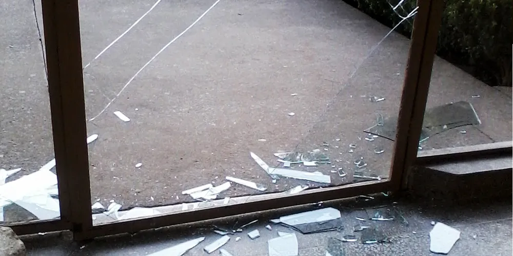 Imagem ilustrativa da imagem Ladrões quebram vidraça e invadem rodoviária