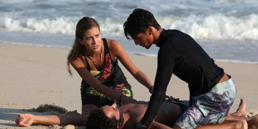 Imagem ilustrativa da imagem Depois de quase morrer no mar, Ben é acudido por Sofia