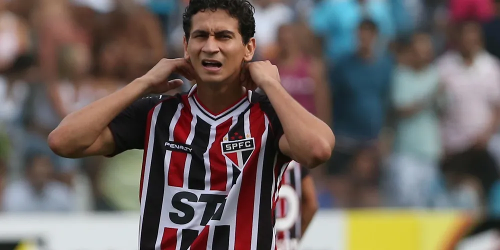 Imagem ilustrativa da imagem São Paulo vence Corinthians de virada no Paulistão