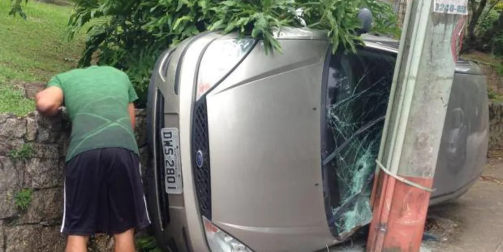 Imagem ilustrativa da imagem Carro fica preso entre poste e muro no Canto da Lagoa