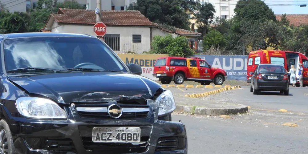 Imagem ilustrativa da imagem Carro fura preferencial e provoca capotamento