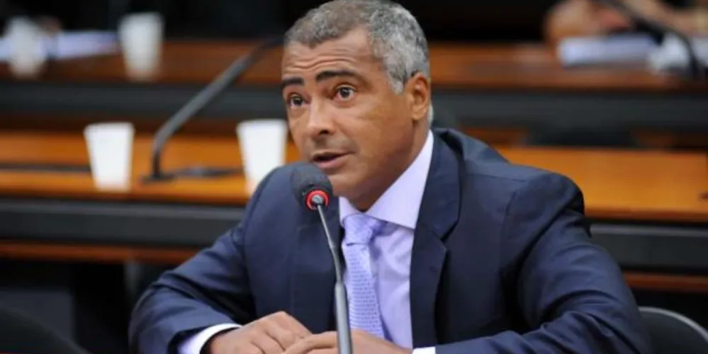 Imagem ilustrativa da imagem Romário é pego em blitz e tem carteira apreendida