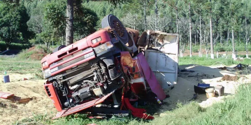 Imagem ilustrativa da imagem Caminhão tomba na PR-441 e motorista morre