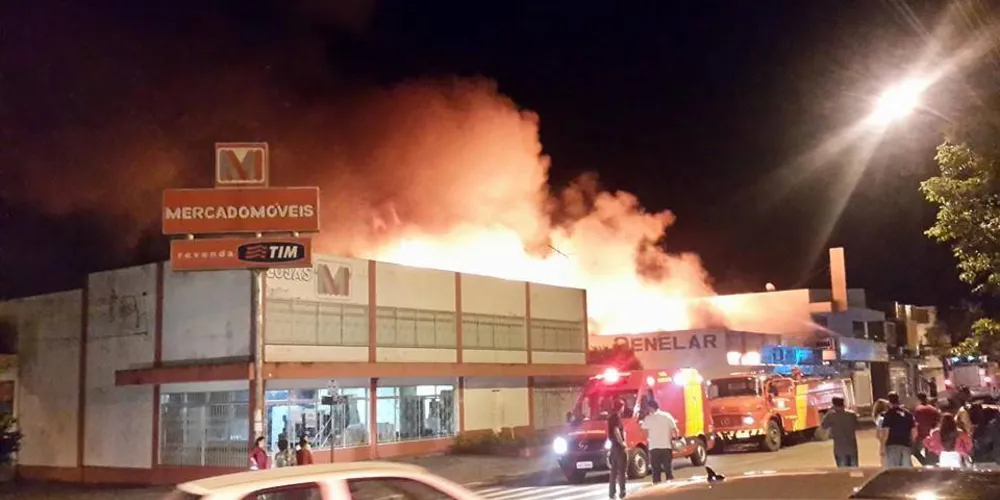 Imagem ilustrativa da imagem Loja de eletrodomésticos é destruída por grande incêndio