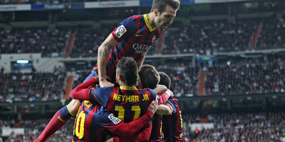 Imagem ilustrativa da imagem Melhor que Ronaldo, Messi faz três, e Barça vence Real; 4x3