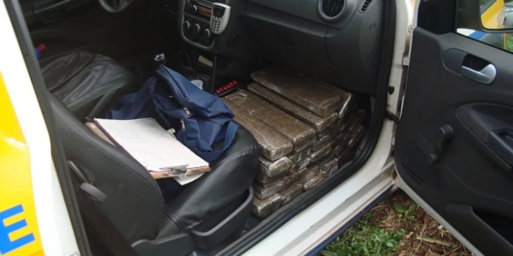 Imagem ilustrativa da imagem Motorista capota carro e abandona carga de maconha