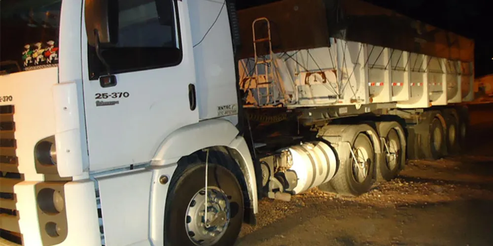 Imagem ilustrativa da imagem Caminhoneiro foge e abandona carreta furtada
