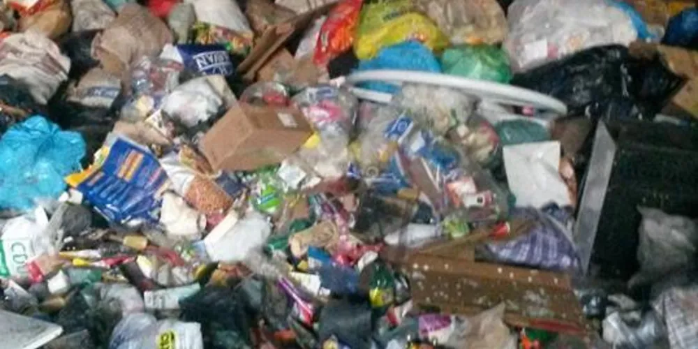 Imagem ilustrativa da imagem Catadores passam mal em contato com lixo contaminado