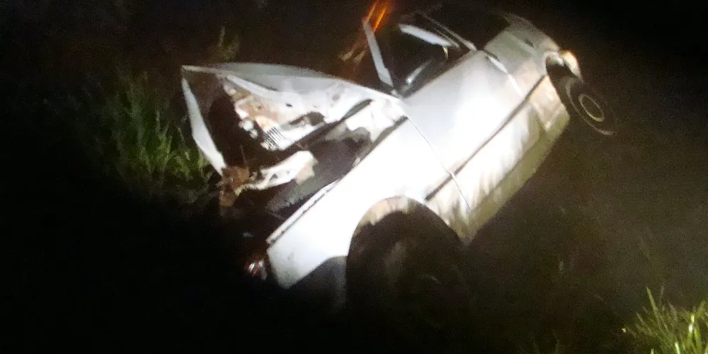 Imagem ilustrativa da imagem Carro cai em barranco e jovem morre na PR-090