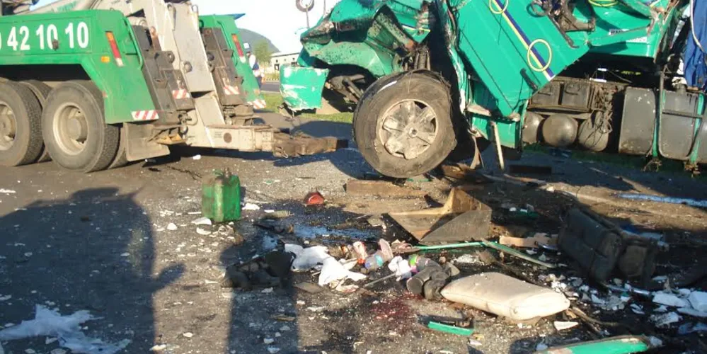 Imagem ilustrativa da imagem Caminhão e ônibus batem na BR-277; três morrem 