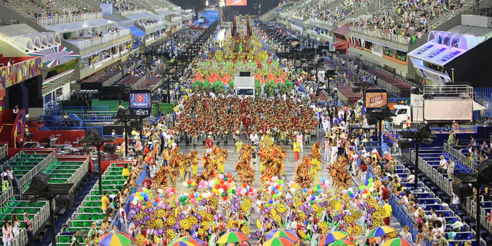 Imagem ilustrativa da imagem Escolas levantam o público no segundo dia de desfile