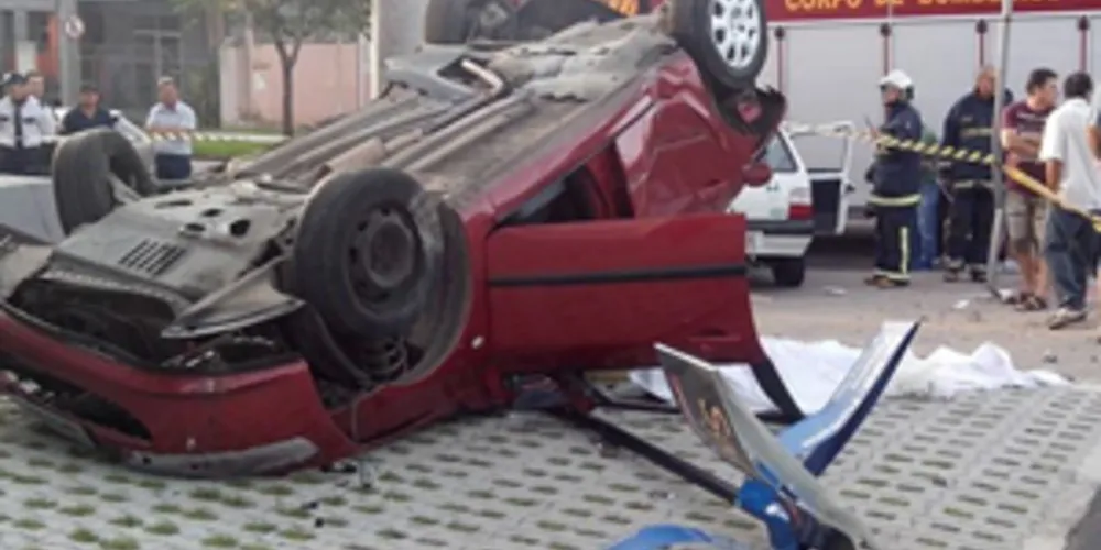 Imagem ilustrativa da imagem Carro atingido em cruzamento capota e motorista morre