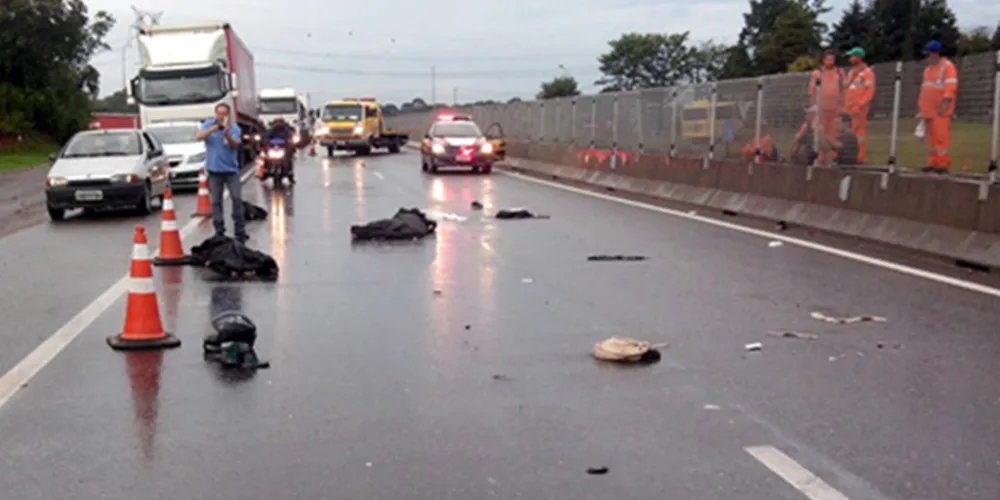 Imagem ilustrativa da imagem Casal cai de moto e morre após ser atropelado por caminhão