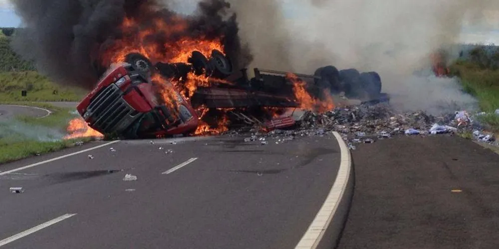 Imagem ilustrativa da imagem Caminhão pega fogo e motorista é carbonizado