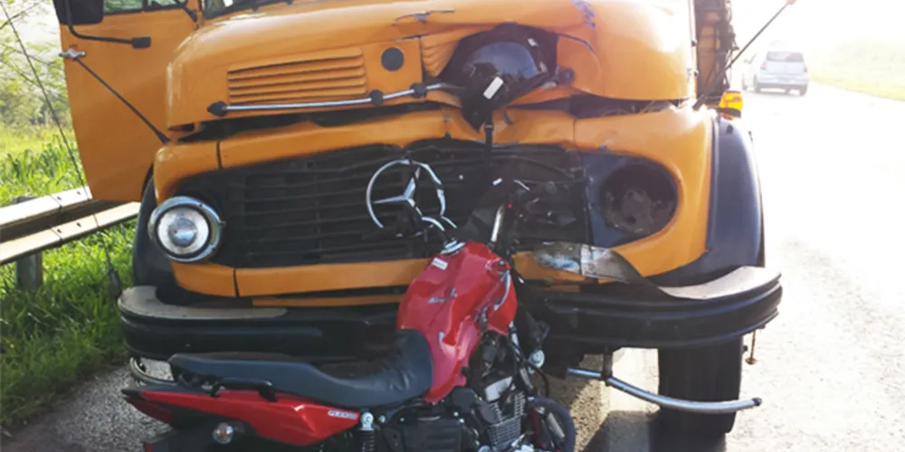 Imagem ilustrativa da imagem Motociclista bate em caminhão e capacete fica ‘cravado’